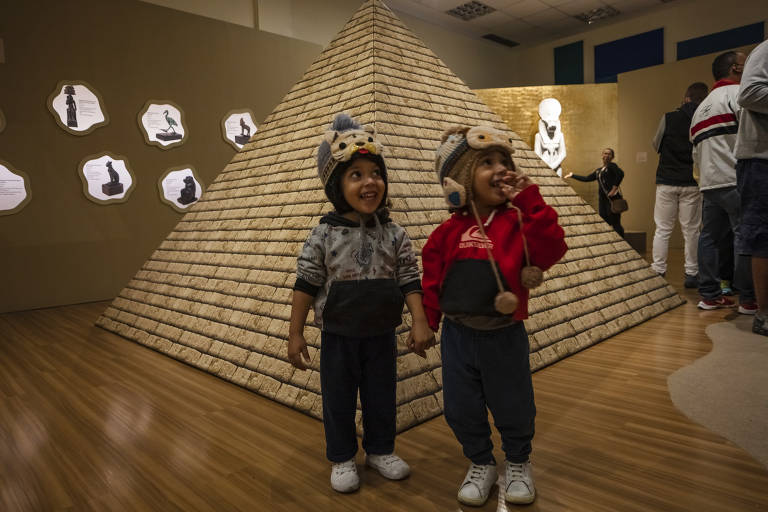 Duas crianças em frente a uma piramide 