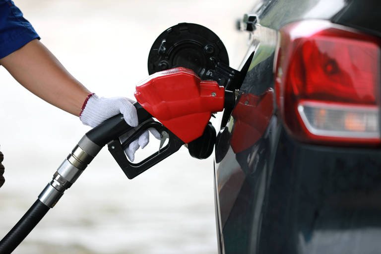 Oferta menor de etanol guia alta de preço da gasolina no Brasil