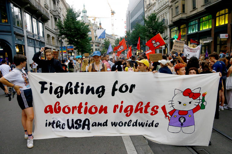 Manifestantes protestam em Zurique (SUI) contra a decisão da Suprema Corte dos Estados Unidos de revogar a decisão judicial Roe v. Wade a respeito do aborto