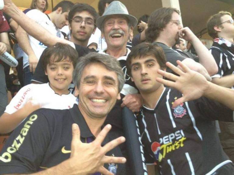 Agostinho Ferreira de Souza (1932-2022) com o filho Roberto e os netos num jogo do Corinthians