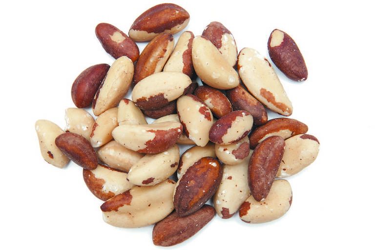 A castanha-do-pará é uma fonte natural de selênio, substância antioxidante