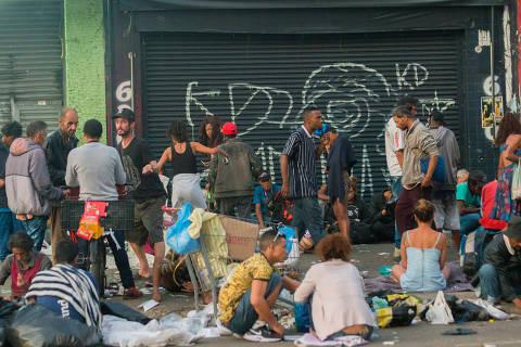 SÃO PAULO-SP, BRASIL, 30-06-2022 - CRACOLÂNDIA OCUPA RIO BRANCO - Dependentes que ocupavam a rua Helvétia agora ocupam a Avenida rio Branco. (Foto: Ronny Santos/Folhapress, COTI)