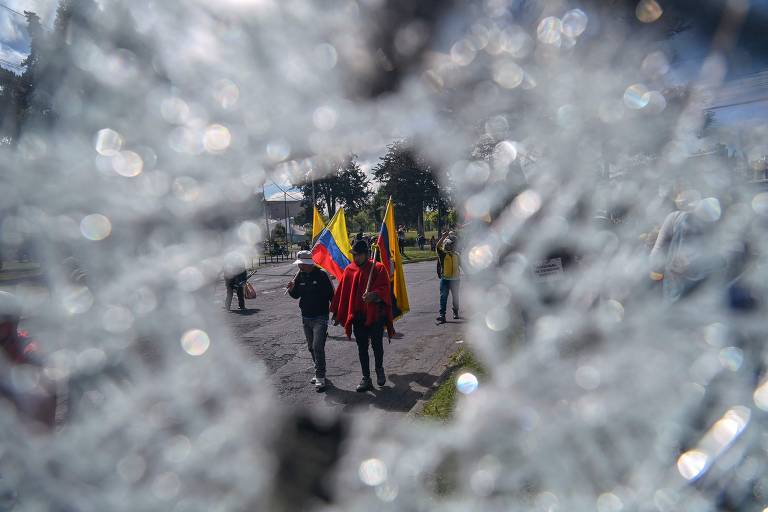 Manifestantes marcham na capital Quito em meio aos protestos contra o governo