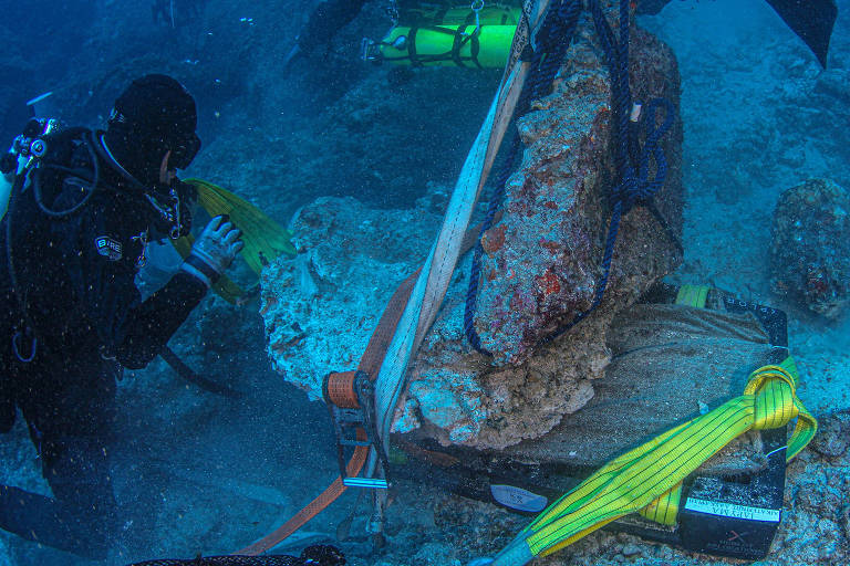Escavação no fundo do mar recupera cabeça de Hércules