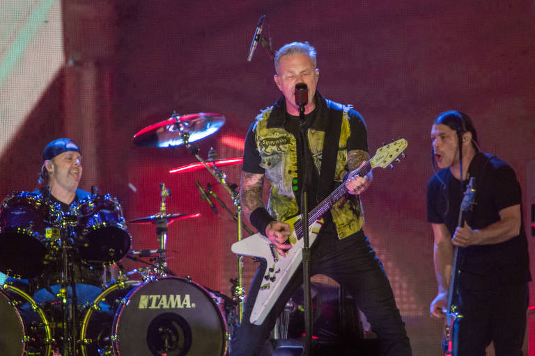 Vocalista e guitarrista James Hetfield, à frente, com Lars Ulrich (bateria) e Robert Trujillo (baixista) em show do Metallica no estádio do Morumbi (zona sul de São Paulo)