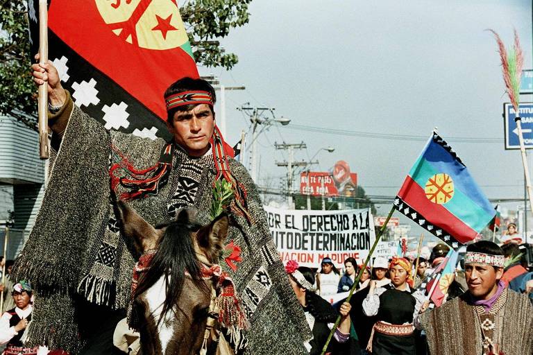 Protesto de indígenas mapuche em Santiago, em 1999; após caminharem por 23 dias, eles pediram a restituição de suas terras ancestrais e o reconhecimento constitucional