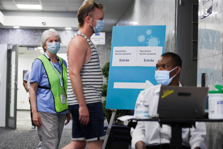Homem chega para receber a vacina contra a varíola dos macacos em centro médico de Montréal, no Canadá