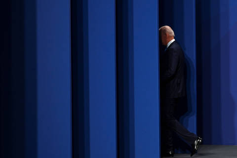 U.S. President Joe Biden exits the stage after being welcomed to the NATO summit in Madrid, Spain June 29, 2022. Kenny Holston/Pool via REUTERS ORG XMIT: GDN