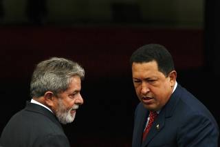 Venezuela's President Chavez welcomes Brazil's President Lula da Silva at Miraflores Palace in Caracas