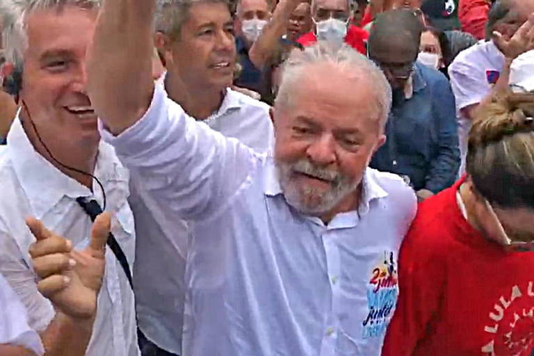 Lula participa de caminhada e ato com apoiadores no 2 de Julho em Salvador
