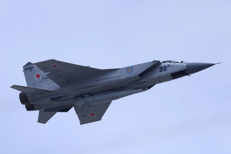 Caça russo MiG-31 equipado com um míssil hipersônico Kinzhal sobrevoa a Praça Vermelha, em Moscou 