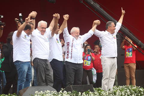 Lula cobra compromisso de militares com democracia e diz que não irá tolerar ameaças