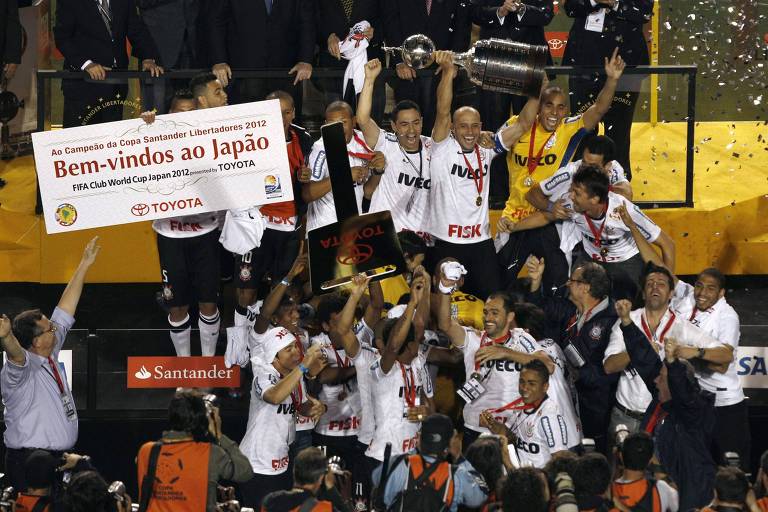 Elenco do Corinthians comemora a conquista da Libertadores de 2012
