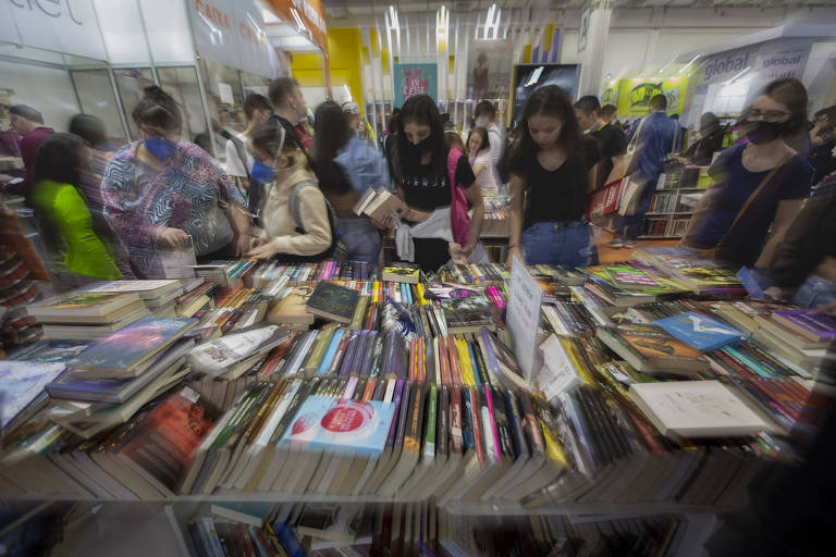 Jovens se reúnem para comprar livros na Bienal do Livro de São Paulo, realizada no Pavilhão de Exposições do Expo Center Norte