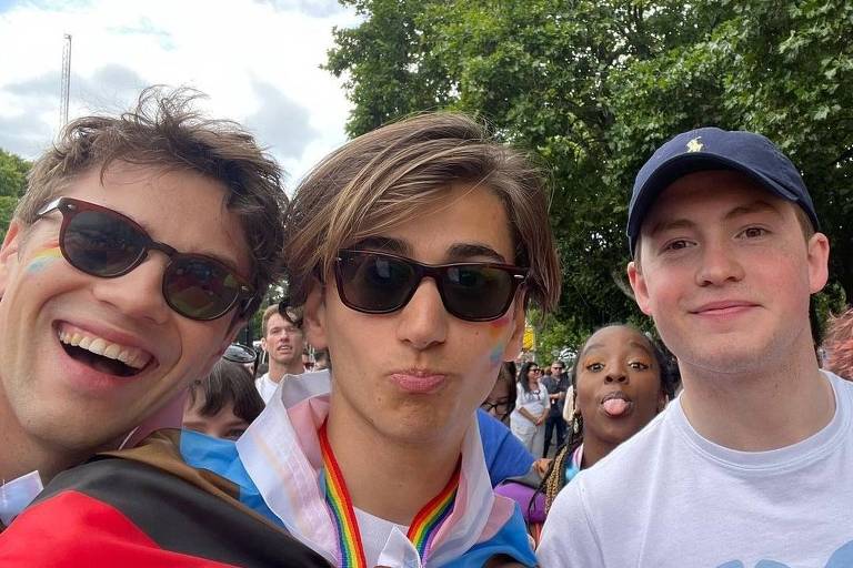 Sebastian Croft (no meio) e Tobie Donovan (direita), da série 'Heartstopper', na parada gay de Londres