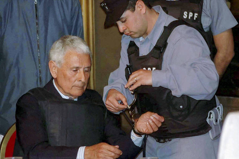 O ex-chefe de polícia de Buenos Aires Miguel Etchecolatz, durante julgamento por crimes contra a humanidade, em La Plata, na Argentina