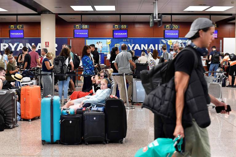 Passageiros no check-in de companhia aérea após cancelamento de voos