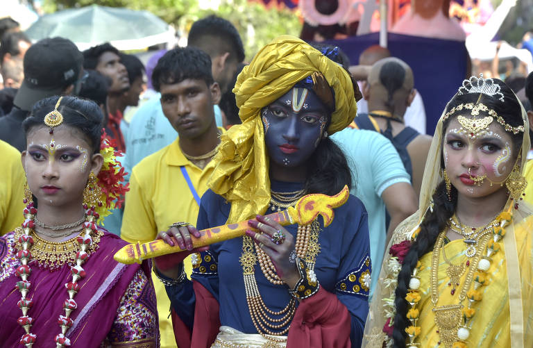Devotos hindus de Bangladesh participam de manifestação durante a celebração de Rath Yatra, ou o Festival de Carruagens, em Dhaka.