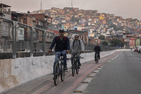 Pedalando, trabalhadores deixam a periferia da zona norte, na altura do Jardim Peri, pela ciclovia da avenida Inajar de Souza, às 7h20 de sexta-feira, 1/7/2022