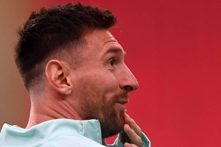 Messi faz cara de espanto, com a mão esquerda no queixo, em treino da Argentina no estádio de Wembley, em Londres