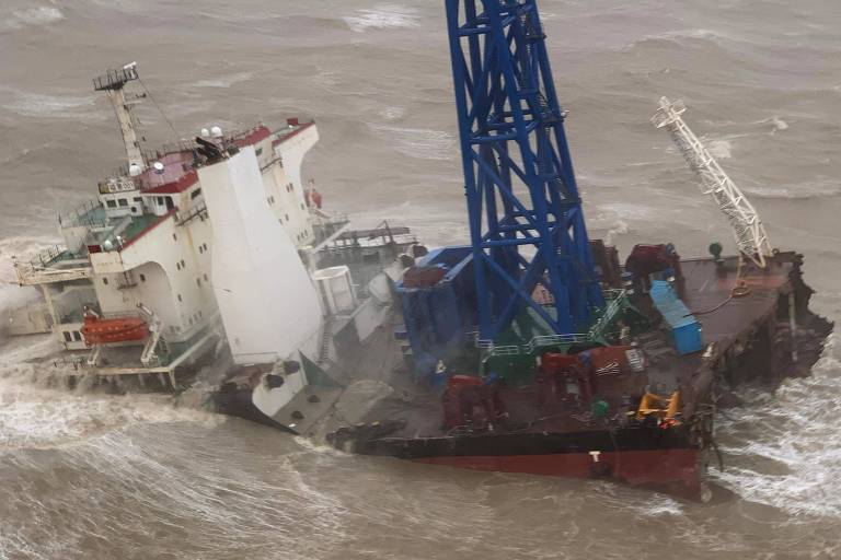 Tufão parte navio no Mar do Sul da China em dois e deixa 27 desaparecidos, veja vídeo
