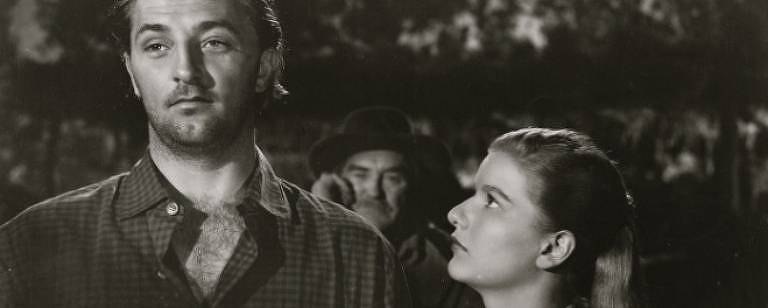 Robert Mitchum e Barbara Bel Geddes em cena de 'Sangue na Lua' (1948)