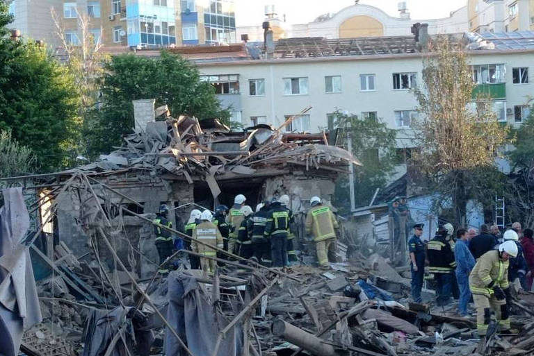 Equipes de resgate em local destruído após explosões em Belgorod, na Rússia