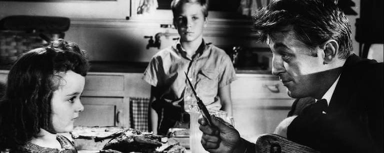O ator Robert Mitchum em cena de 'O Mensageiro do Diabo' (1955)