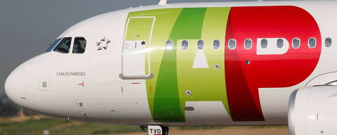 FILE PHOTO: FILE PHOTO: A TAP Air Portugal plane taxis at Lisbon's airport during the coronavirus disease (COVID-19) outbreak, in Lisbon, Portugal July 17, 2020.  REUTERS/Rafael Marchante/File Photo/File Photo ORG XMIT: FW1