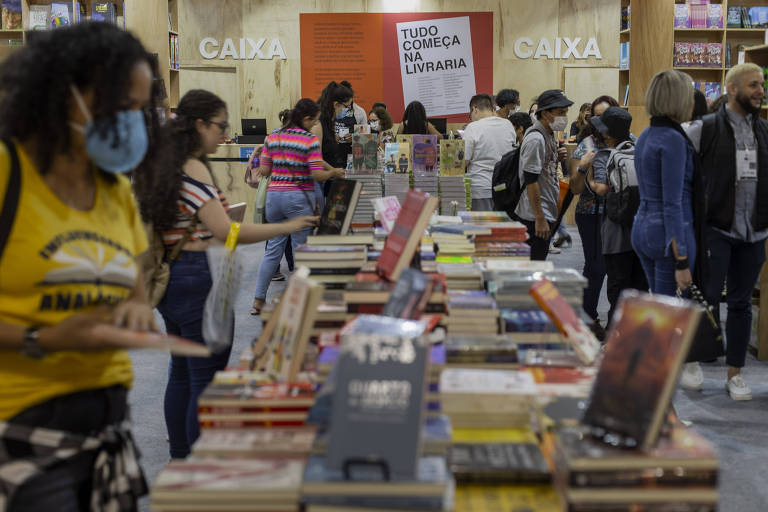 Leitores se reúnem na Bienal do Livro de São Paulo, no Expo Center Norte