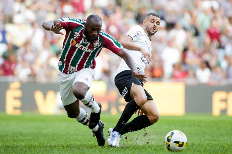 Manoel (à esq.) marcou um dos gols do Fluminense na vitória sobre o Corinthians, de Júnior Moraes (à dir.)