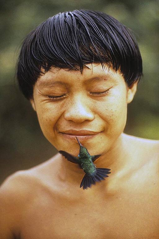 Índígena yanomami com beija-flor, aldeia Demini, Roraima, em registro feito em 1991
