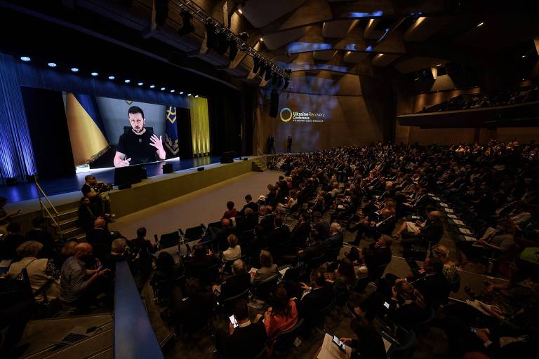 O presidente ucraniano, Volodimir Zelenski, fala por vídeo na conferência de Lugano