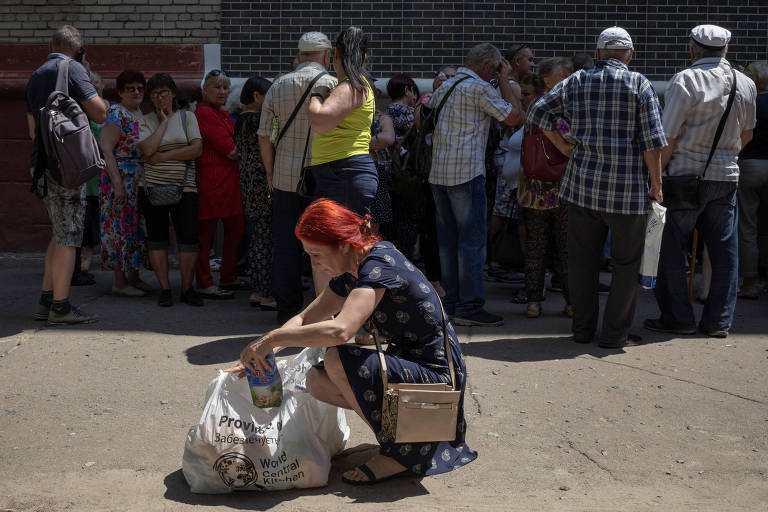 Pessoas esperam para receber ajuda humanitária em Kramatorsk, na região de Donetsk