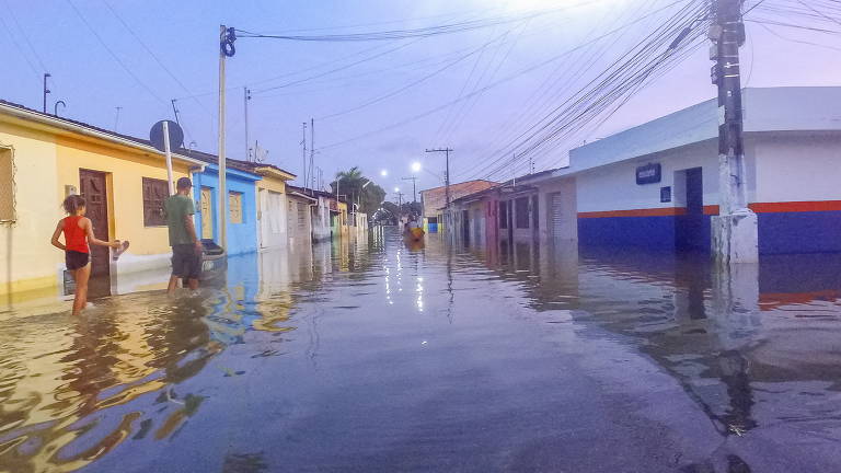 Devido ao transbordamento da lagoa Manguaba, na cidade de Marechal Deodoro, várias ruas do centro histórico da cidade alagoana ficaram alagadas, deixando moradores ilhados