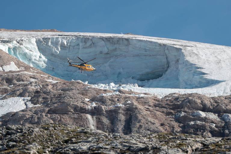 Helicóptero é usado nas buscas de pessoas desaparecidas após desprendimento de geleira nos Alpes italianos