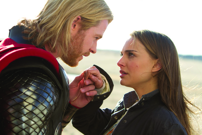 Chris Hemsworth e Natalie Portman em cena de 'Thor', longa dirigido por Kenneth Branagh que pode ser visto no Disney+