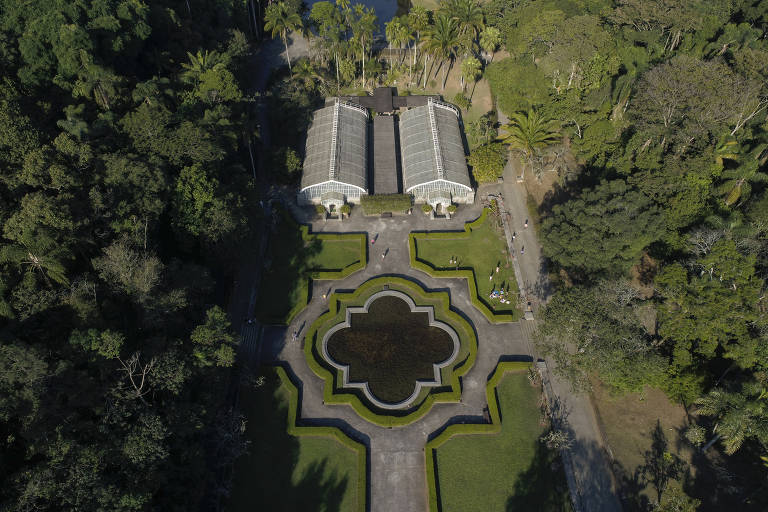 Vista área das estufas e do espelho d'água do Jardim Botânico, na zona sul de São Paulo