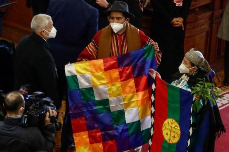 Chilenos seguram bandeiras de etnias nacionais