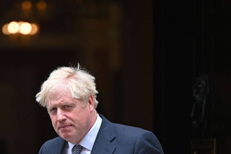 O premiê Boris Johnson deixa a sede do governo britânico, no número 10 de Downing Street, em Londres