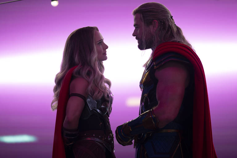 Natalie Portman interpreta de novo Jane Foster, mas agora numa versão superpoderosa, chamada Poderosa Thor
