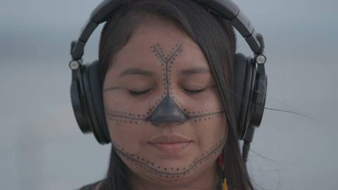 Val Munduruku ouve sons da floresta em gravação da série 'O Som do Rio' para o YouTube