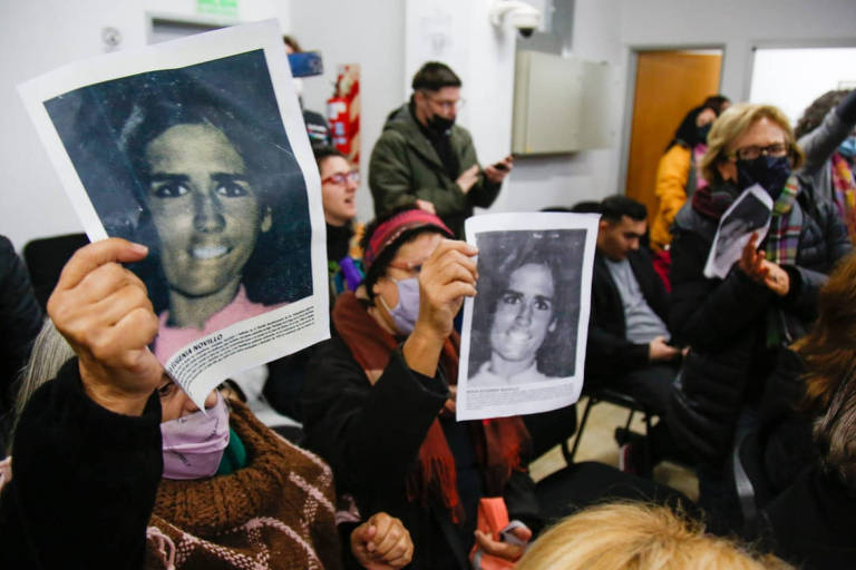 Manifestantes acompanham julgamento de 'voos da morte' na Argentina e exibem foto de Rosa Eugenia Novillo Corvalán, morta pela ditadura militar