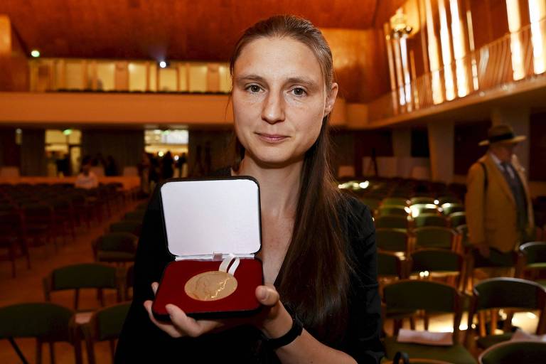 A ucraniana Maryna Viazovska, de 38 anos, mostra sua Medalha Fields, recebida na cerimônia de premiação realizada em Helsinque (FIN)