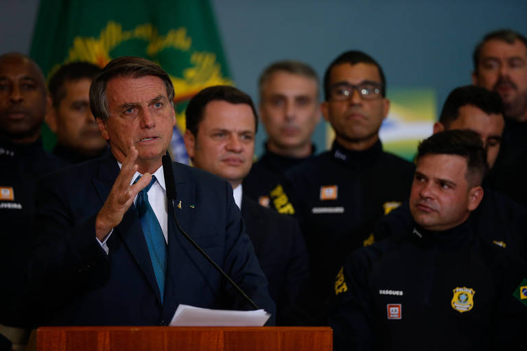 Jair Bolsonaro participa, ao lado de agentes da PRF, de cerimônia do programa Agenda Brasil para Todos, no Palácio do Planalto