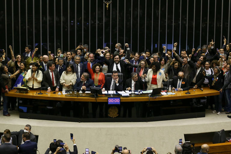 Artistas comemoram na sessão do Congresso que derrubou o veto do governo Bolsonaro às leis Aldir Blanc e Paulo Gustavo