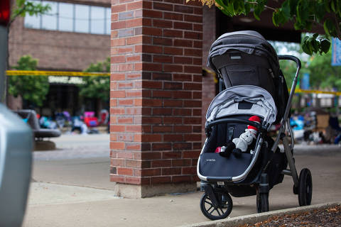 (220705) -- HIGHLAND PARK, July 5, 2022 (Xinhua) -- An empty stroller is left behind at the scene of a mass shooting in Highland Park, Illinois, the United States, July 4, 2022. Six people have been confirmed killed in a mass shooting at an Independence Day parade Monday morning in Highland Park in the northern suburbs of Chicago, Illinois. (Photo by Vincent Johnson/Xinhua)