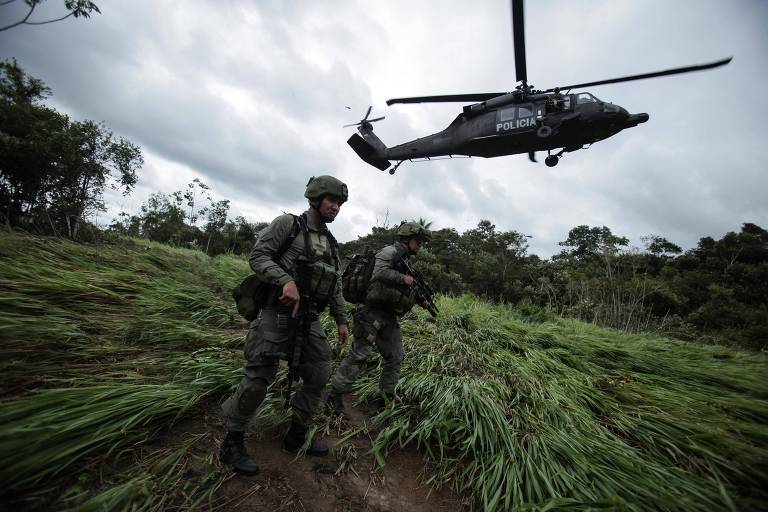 Agentes da polícia, com helicóptero, realizam operação na Amazônia colombiana