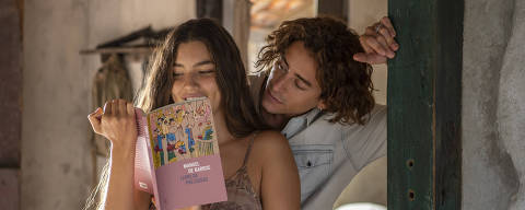 Juma (Alanis Guillen) ganha livro de Manoel de Barros de Jove (Jesuita Barbosa) na novela 'Pantanal'