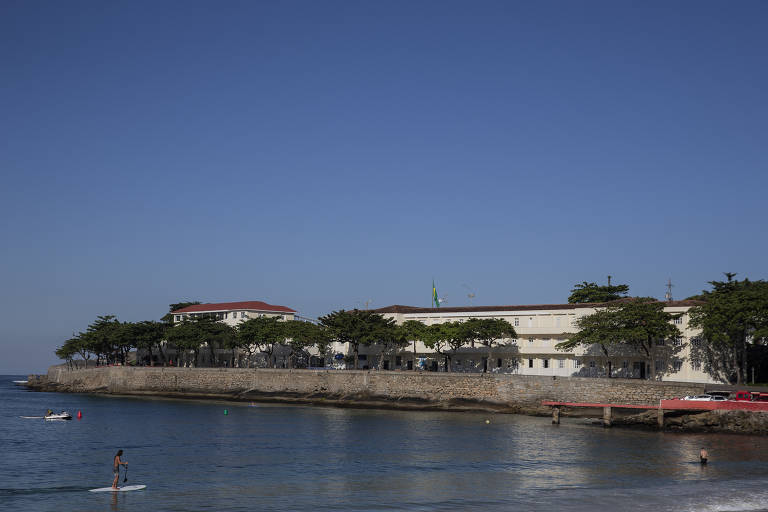 Imagem mostra fachada do forte de Copacabana, na zona sul do Rio, a partir da praia